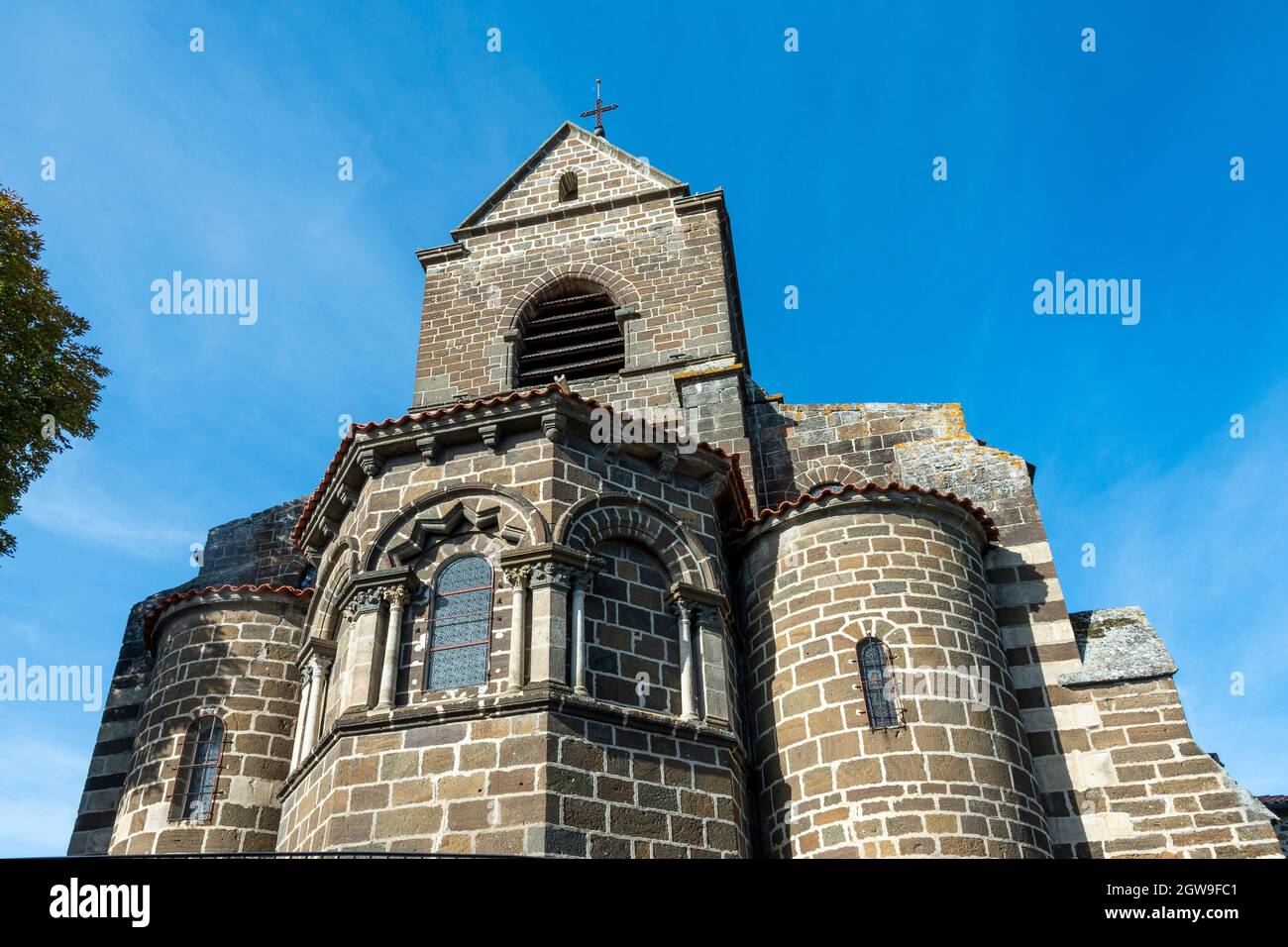 Polignac beschriftet Les Plus Beaux Villages de France, Kirche Saint Martin, Departement Haute-Loire, Auvergne-Rhone-Alpes, Frankreich Stockfoto