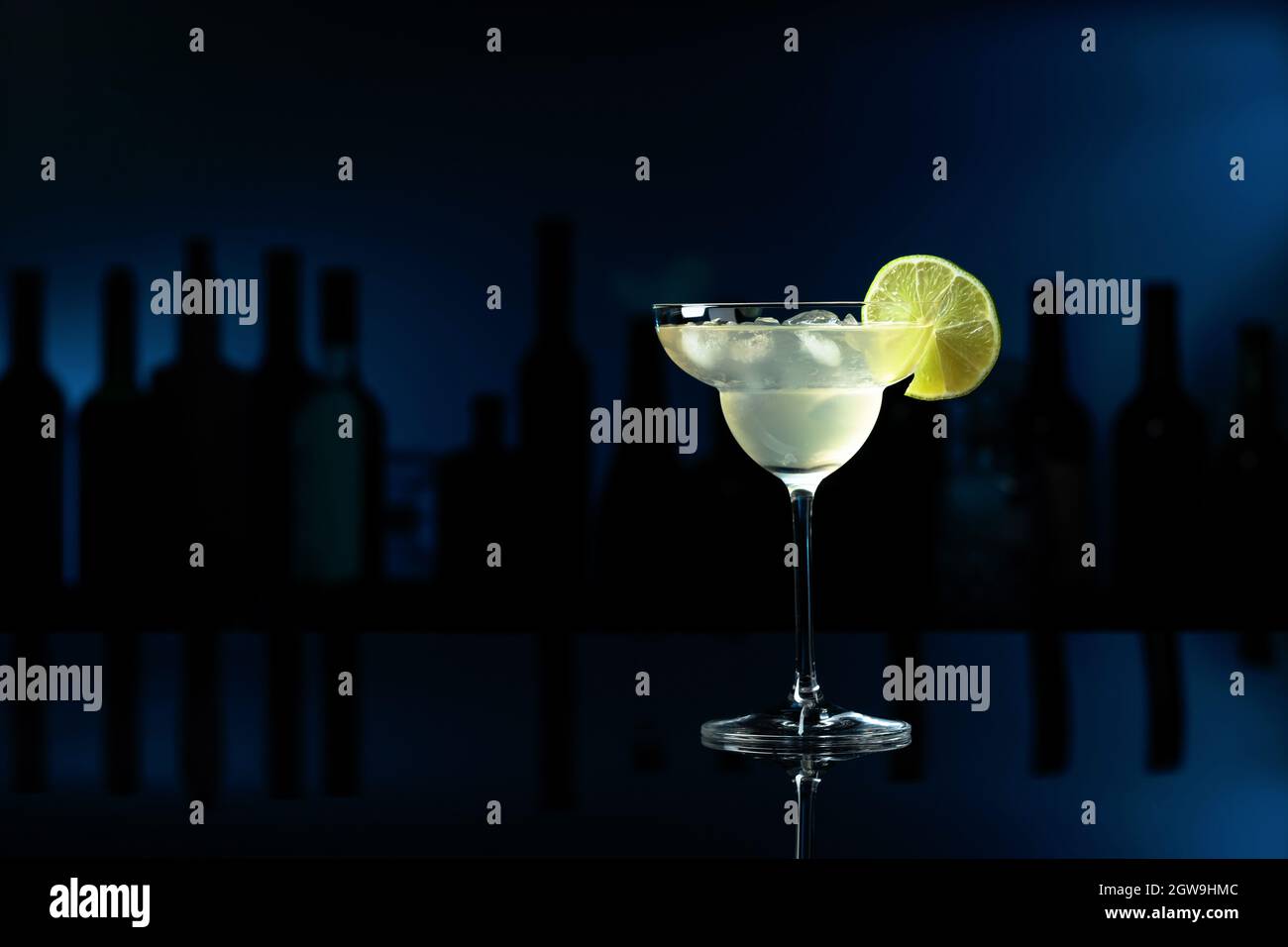 Cocktail 'Margarita' auf schwarzem reflektierendem Hintergrund. Speicherplatz kopieren. Stockfoto