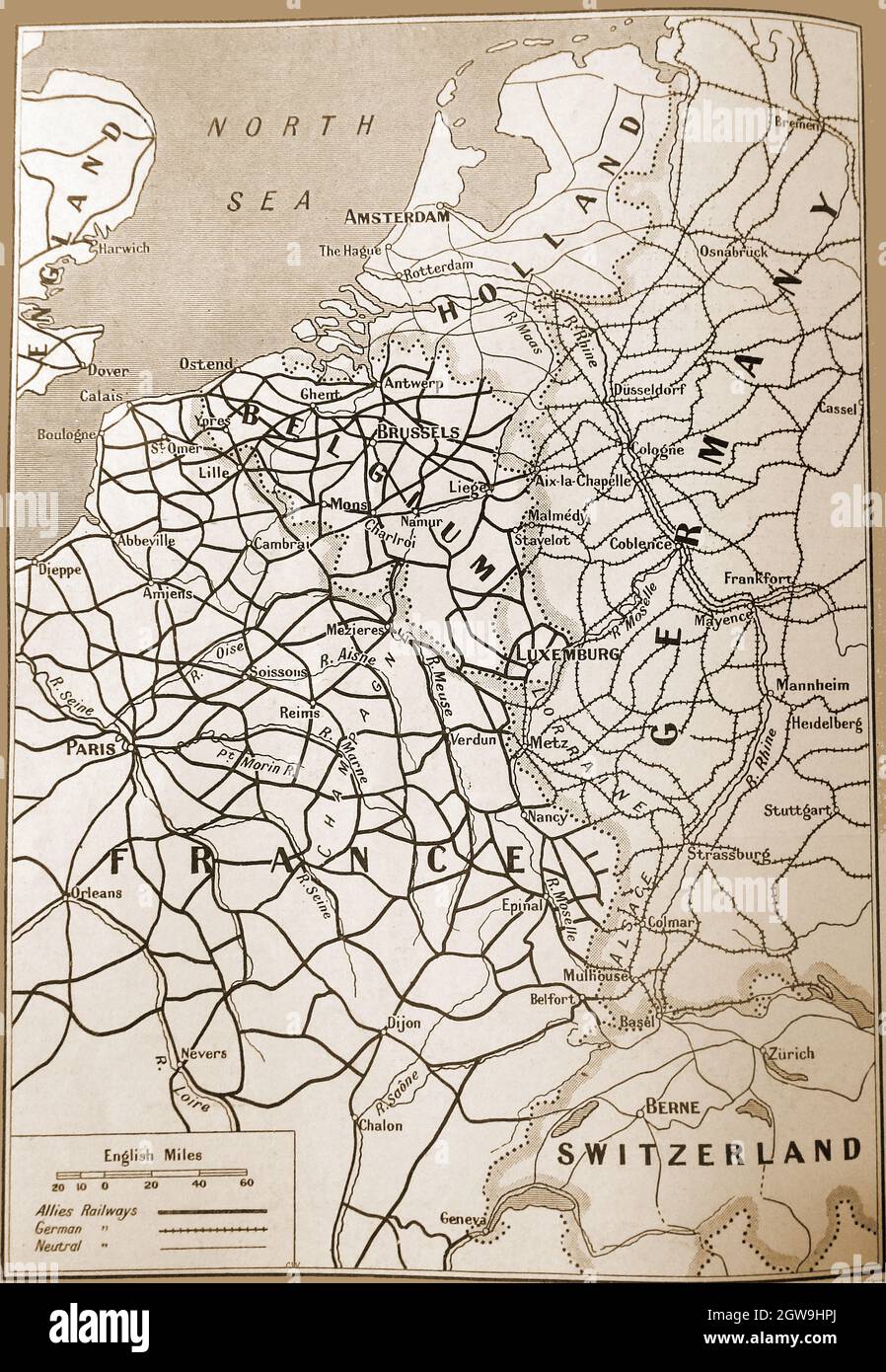 Karte des Ersten Weltkriegs - 1916, auf der die von den Alliierten und dem Feind in Deutschland, Belgien, Holland, Frankreich und der Schweiz verwendeten Eisenbahnen in englischer Entfernung dargestellt sind. Stockfoto