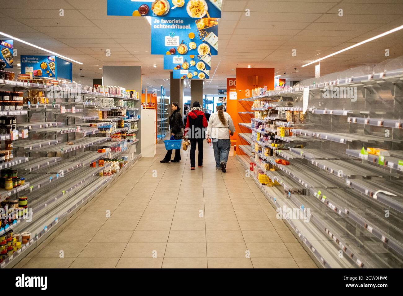 Leere Regale sind im Albert Heijn Supermarkt zu sehen. In den Niederlanden sind die meisten Unternehmen aufgrund des Coronavirus standhaft und es wurden Sicherheitsmaßnahmen getroffen. Dennoch gibt es keine Eindämmung, die Menschen können frei ausgehen. Die Regierung strebt eine Herdenimmunität an. Amsterdam, Niederlande. Stockfoto