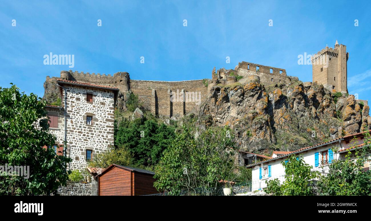 Haute-Loire (43) Polignac classe comme l un des plus beaux Villages de France. Maisons du Village au pied du Chateau // Frankreich. Auvergne Rhone Alpes. Stockfoto