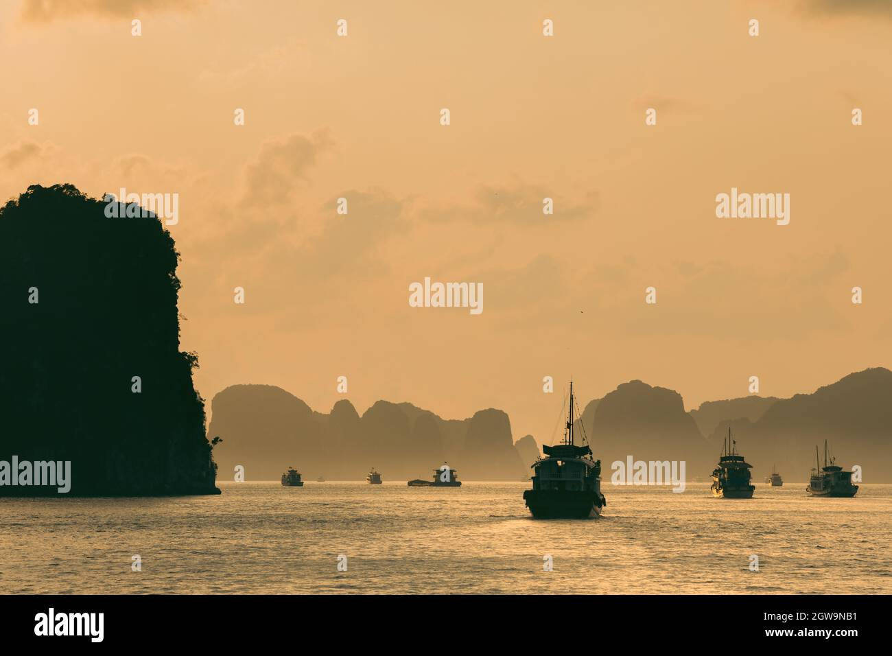 Schönes Meeresfoto des Sonnenuntergangs an der Halong Bucht in Vietnam. Stockfoto