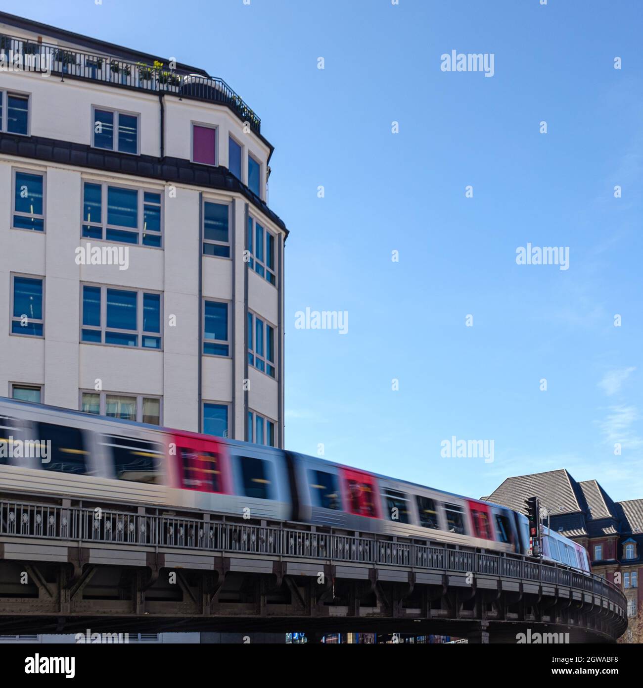 Verschwommene Bewegung: Die Straßenbahn in Hamburg fährt über eine alte Brücke Stockfoto