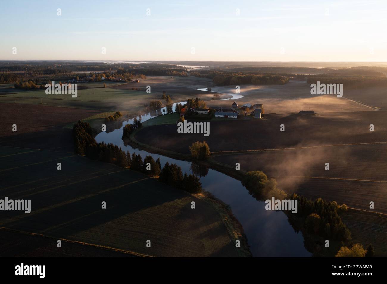 Kurvenreicher Fluss und eine ländliche Landschaft im Herbst in der Nähe von Lieto in Finnland. Stockfoto