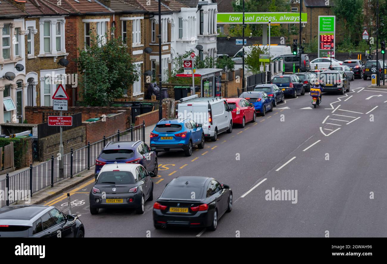 Nach über einer Woche Kraftstoffkrisen hat sich die Situation in der Hauptstadt nicht gelockert, da Autofahrer kämpfen, um Kraftstoff für ihre Fahrzeuge zu bekommen. Stockfoto