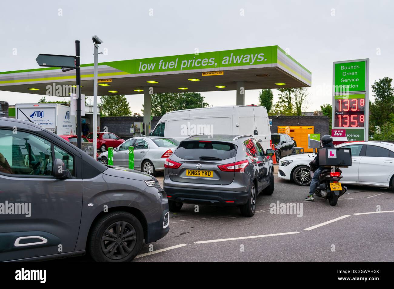 Nach über einer Woche Kraftstoffkrisen hat sich die Situation in der Hauptstadt nicht gelockert, da Autofahrer kämpfen, um Kraftstoff für ihre Fahrzeuge zu bekommen. Stockfoto