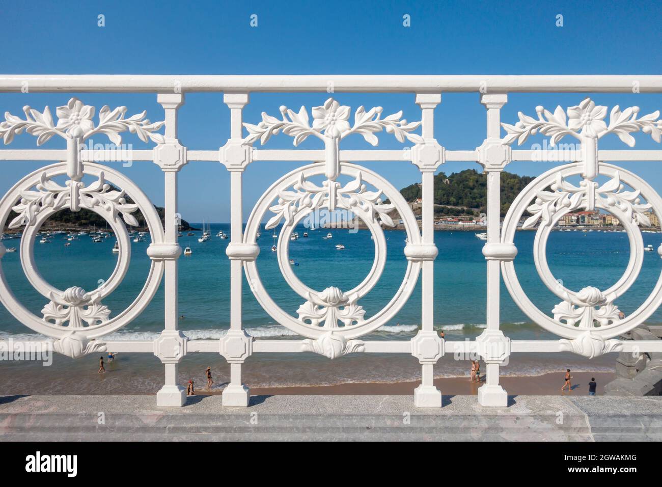Ikonische Balustrade am Strand von La Concha in San Sebastian, Spanien Stockfoto