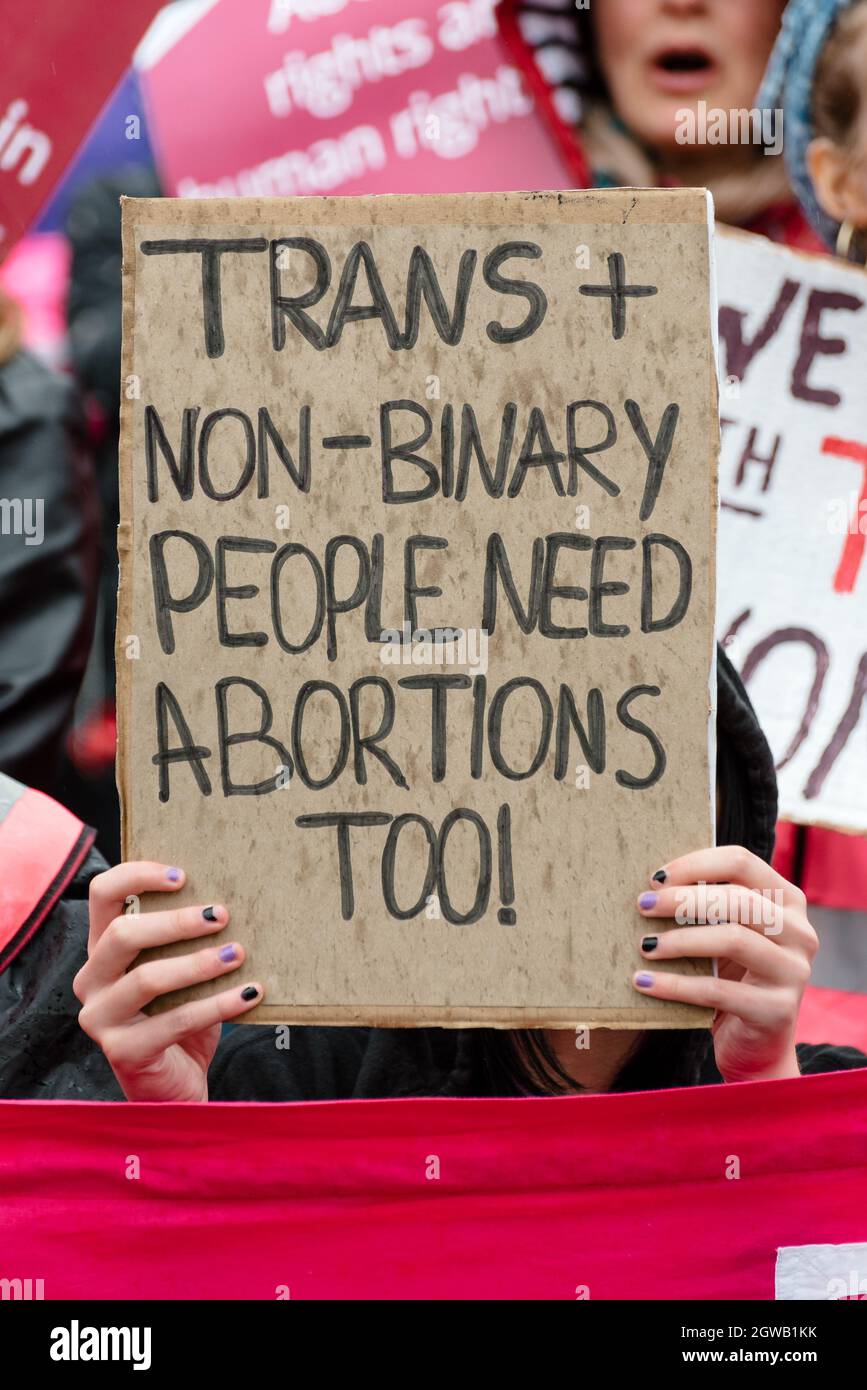 London, Großbritannien. 2. Oktober 2021. Frauenrechte marschieren zur Unterstützung der Proteste in den USA gegen das neue Abtreibungsgesetz in Texas Stockfoto