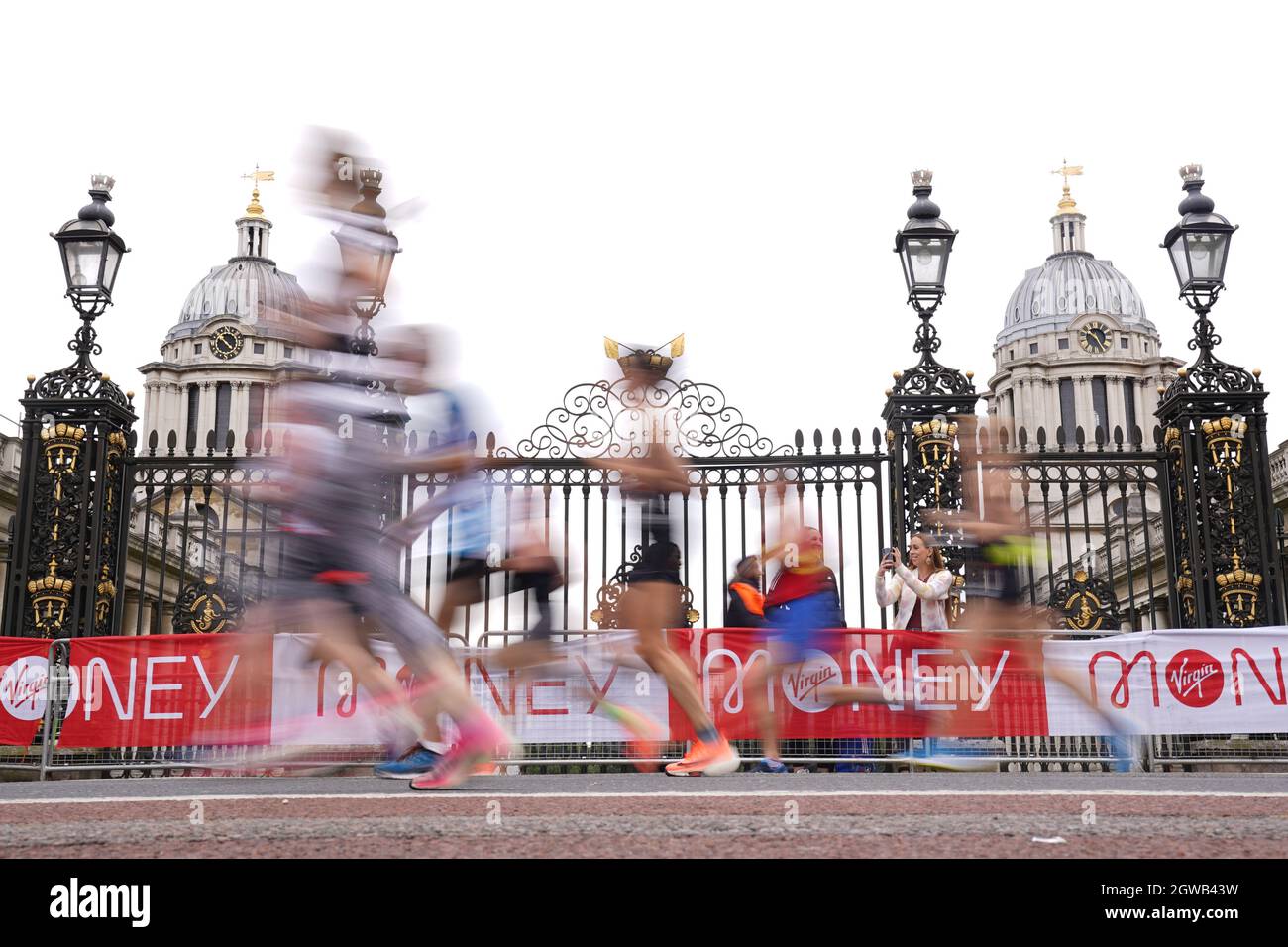 Läufer passieren das Old Naval College, Greenwich, während des Virgin Money London Marathon. Bilddatum: Sonntag, 3. Oktober 2021. Stockfoto