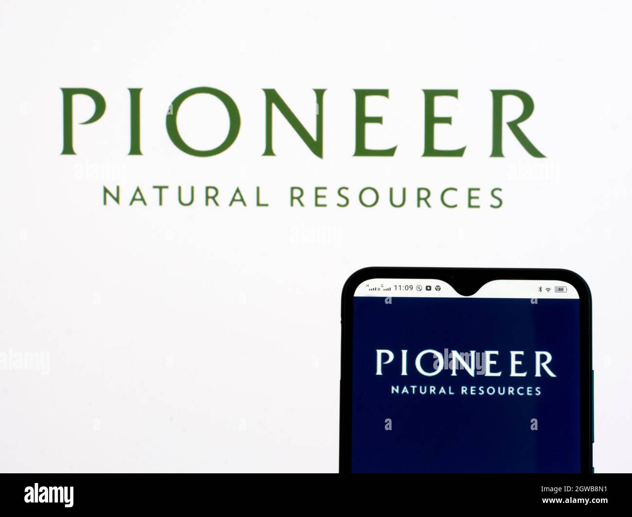 In dieser Abbildung sehen Sie ein Pioneer Natural Resources Logo, das auf einem Smartphone angezeigt wird. (Foto von Igor Golovniov / SOPA Images/Sipa USA) Stockfoto