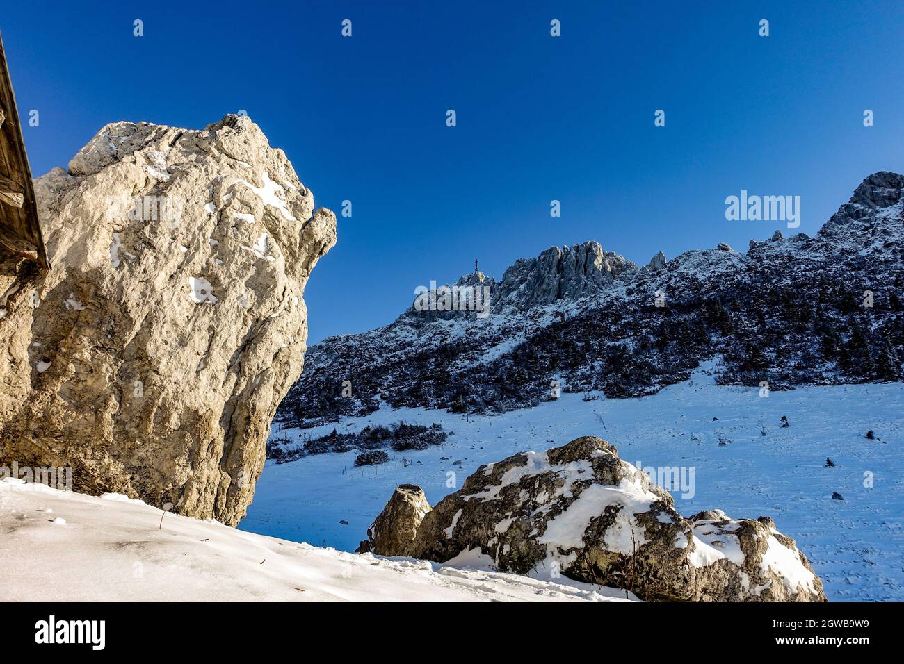Malerische Aussicht auf schneebedeckte Berge gegen blauen Himmel Stockfoto