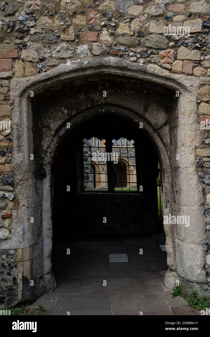 Mittelalterlicher Steinbogen mit eisernen Toren in der historischen Festungsmauer Stockfoto