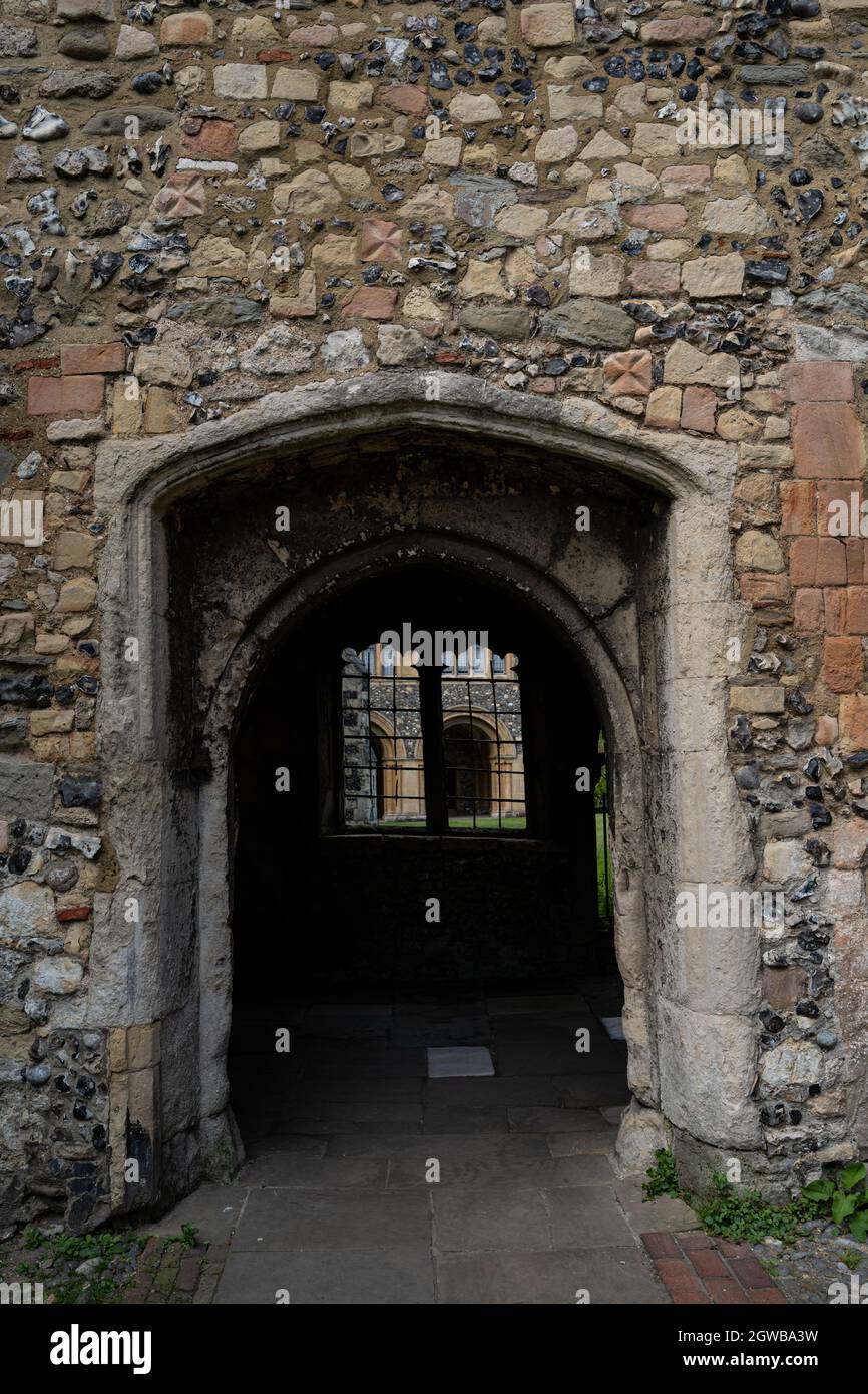 Mittelalterlicher Steinbogen und Tunnel durch die alte Burgmauer mit eisernem Tor Stockfoto