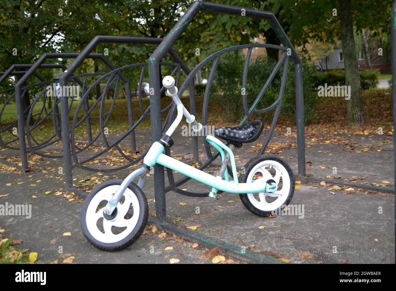 Kinderfahrrad im Herbstpark auf dem Fahrradparkplatz Stockfoto