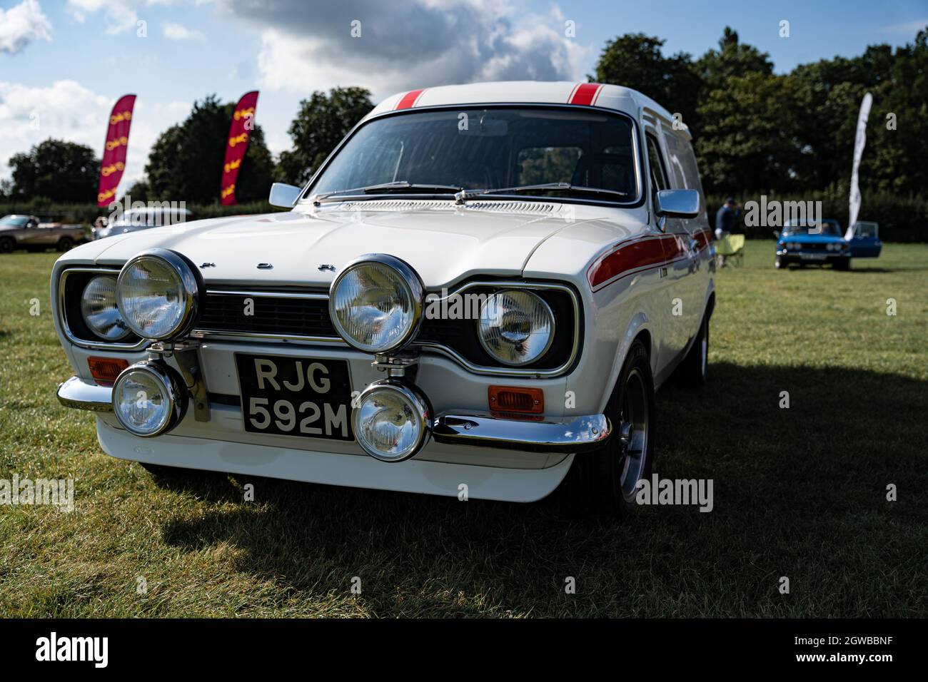 Klassischer Ford Escort Rallye-Wagen mit zusätzlichen Scheinwerfern bei einer Outdoor-Motorshow Stockfoto
