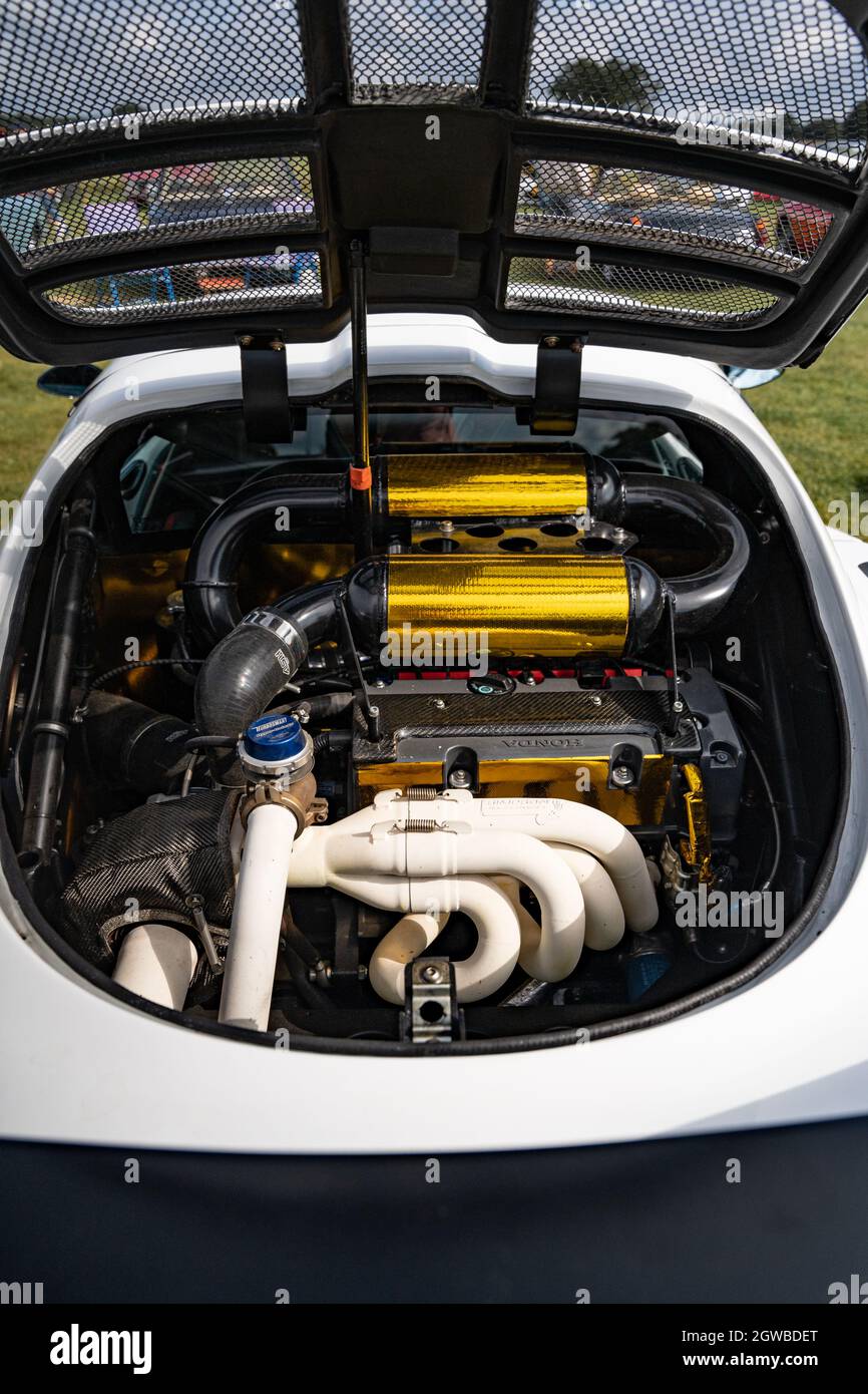 Motorraum für Rennwagen mit offener Motorhaube, die Leistungskomponenten zeigt Stockfoto