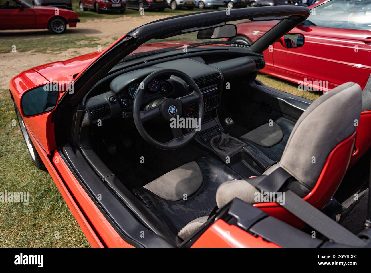 Rotes BMW Cabriolet mit schwarzen Ledersitzen und Armaturenbrett auf der Oldtimer-Ausstellung Stockfoto