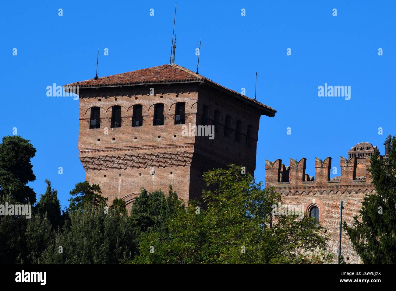 Niedrigen Winkel Blick auf historische Gebäude gegen blauen Himmel Stockfoto