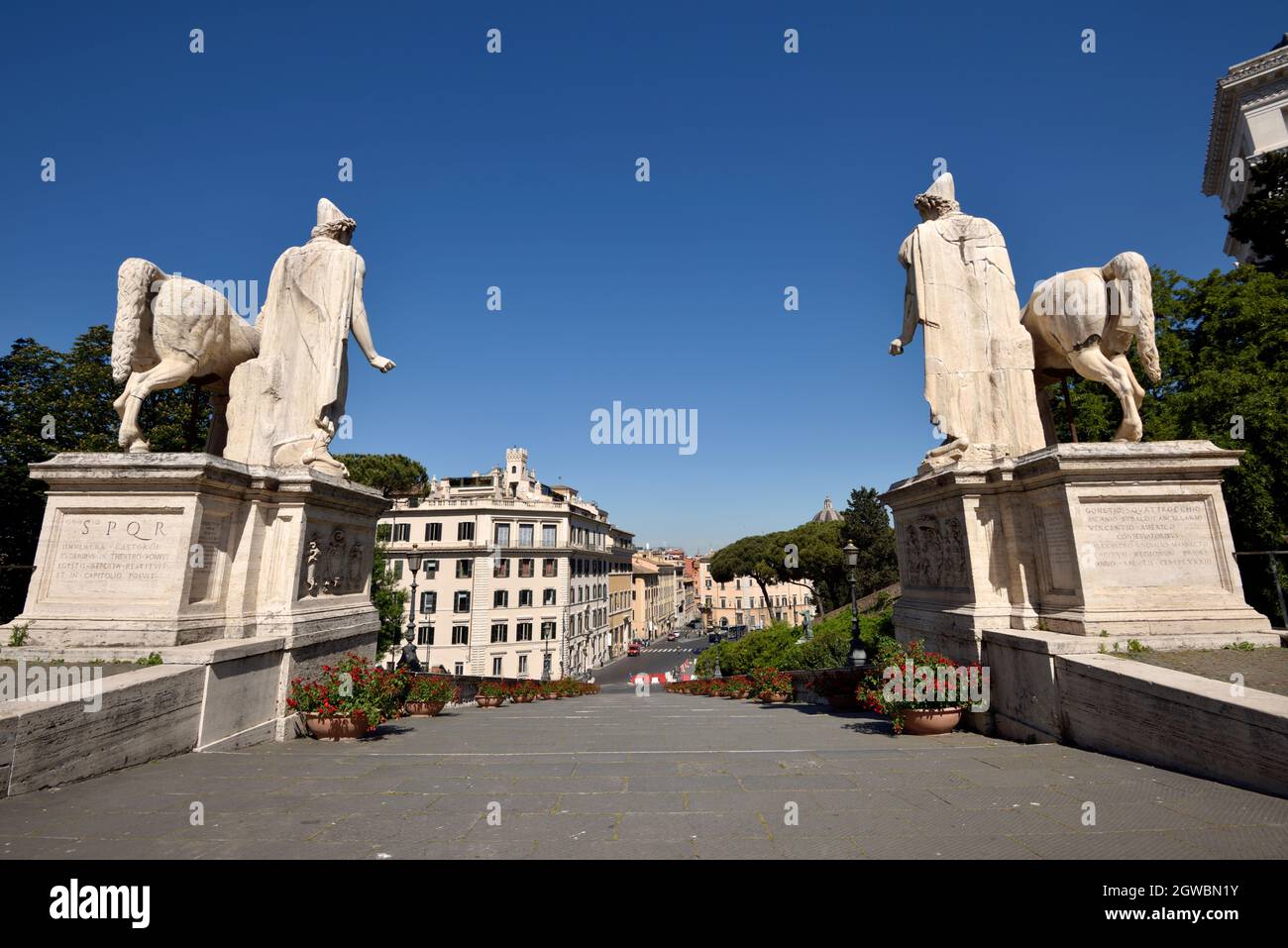 Italien, Rom, Kapitolshügel, Statuen von Castor und Pollux und Cordonata Treppe Stockfoto