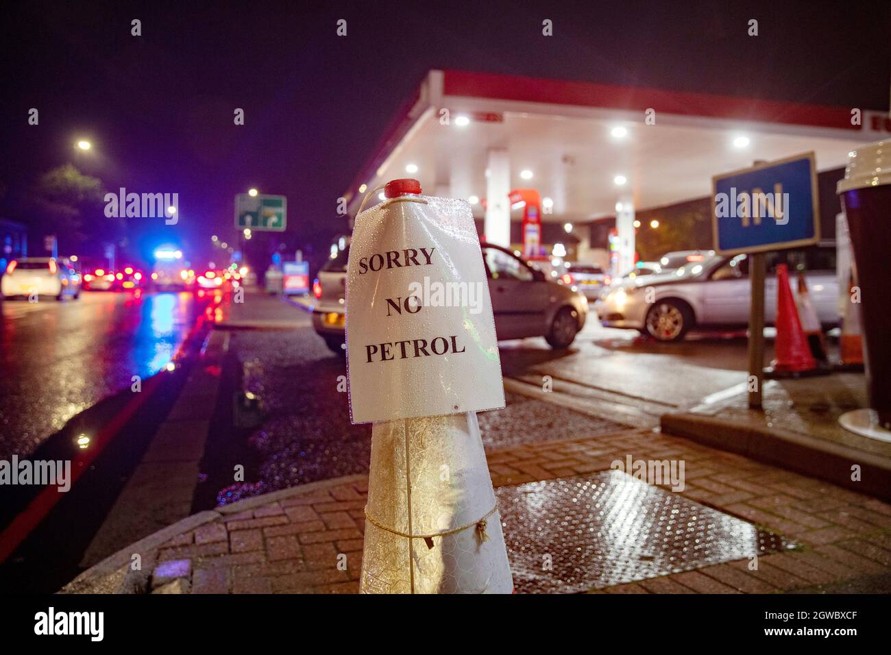 Bild zeigt: Tankengpass-Krise Oktober 2021 Archway Road Esso North London Nachtschlangen nach Kraftstoff, aber einige Fahrer fanden heraus, dass es kein Benzin gab Stockfoto