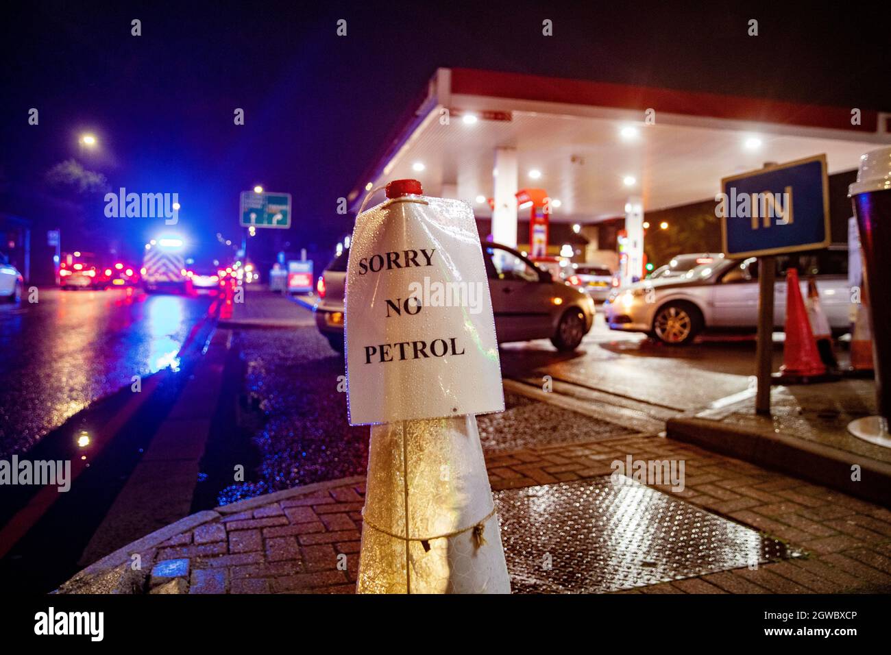 Bild zeigt: Tankengpass-Krise Oktober 2021 Archway Road Esso North London Nachtschlangen nach Kraftstoff, aber einige Fahrer fanden heraus, dass es kein Benzin gab Stockfoto
