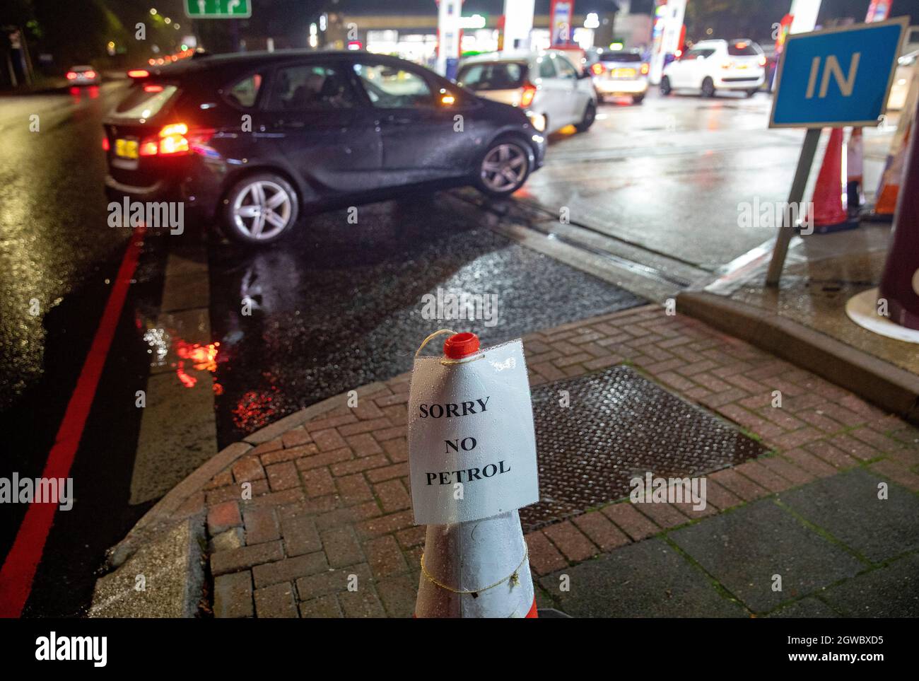 Bild zeigt: Tankengpass-Krise Oktober 2021 Archway Road Esso North London Nachtschlangen nach Kraftstoff, aber einige Fahrer fanden heraus, dass es kein Benzin gab Stockfoto