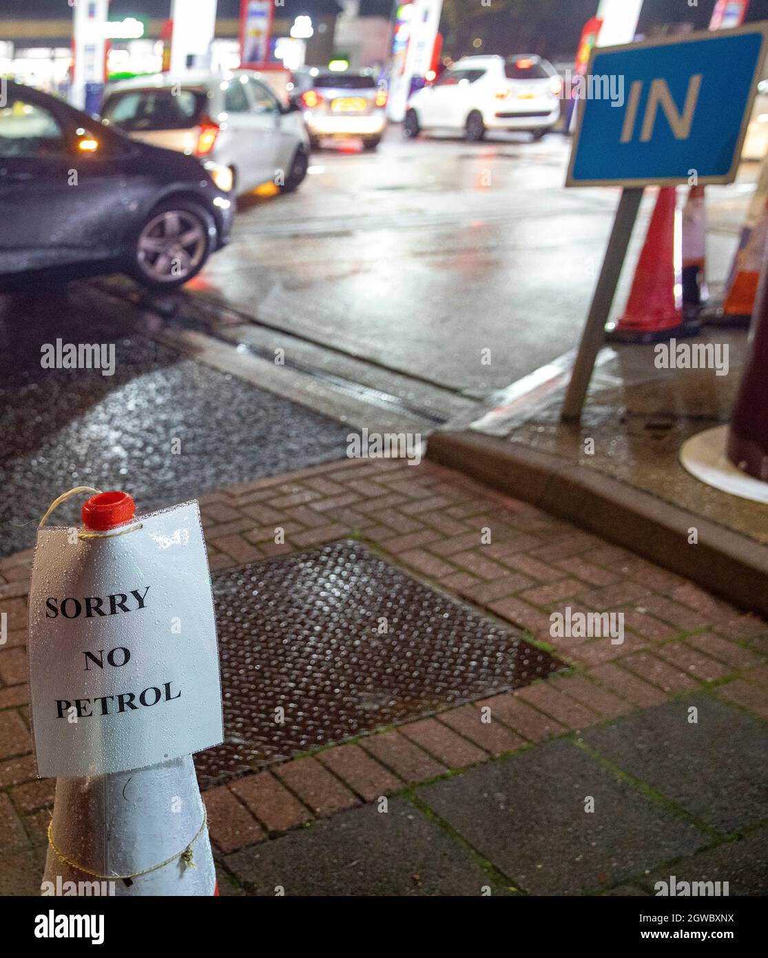 Bild zeigt: Tankengpass-Krise Oktober 2021 Archway Road Esso North London Nachtschlangen nach Kraftstoff, aber einige Fahrer fanden heraus, dass es kein Benzin gab Stockfoto