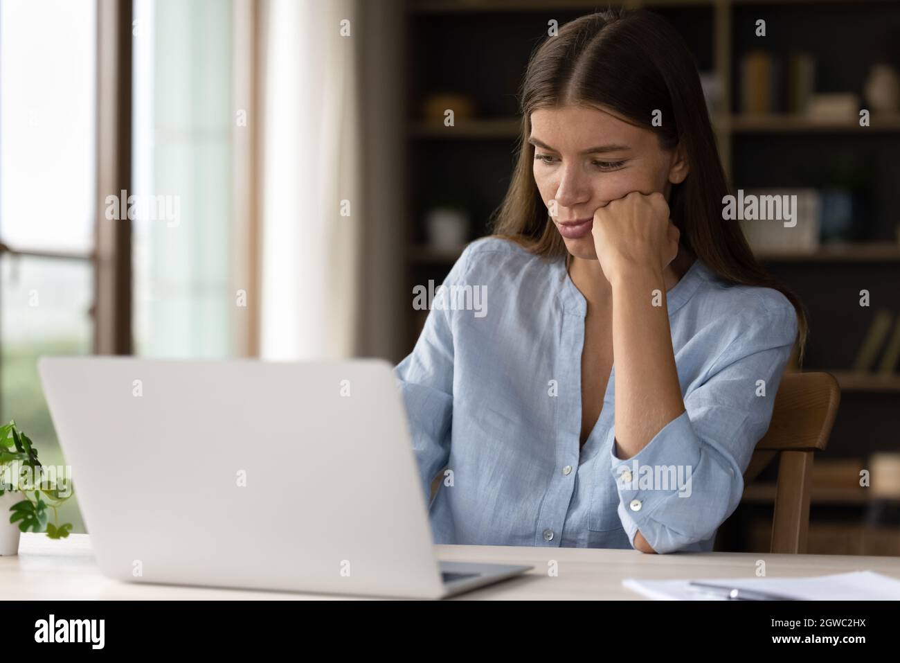Müde gelangweilte Millennial Student Mädchen beobachten dumpfes Lernen Webinar Stockfoto