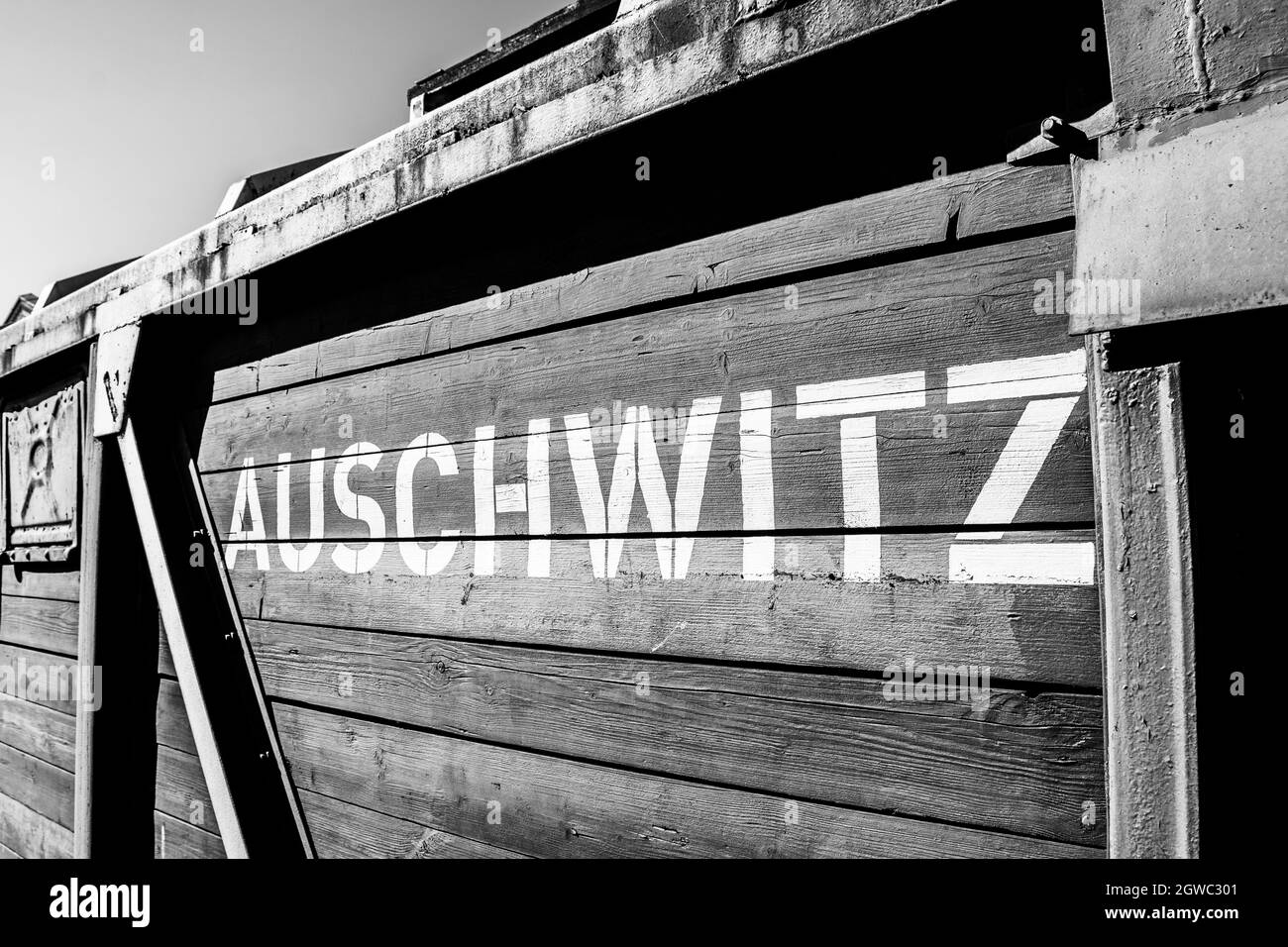 Auschwitz in weißen Großbuchstaben geschrieben auf einem Holzwagen eines alten ursprünglichen Güterzugs auf der Entladeplattform von Birkenau-Auschwitz Stockfoto