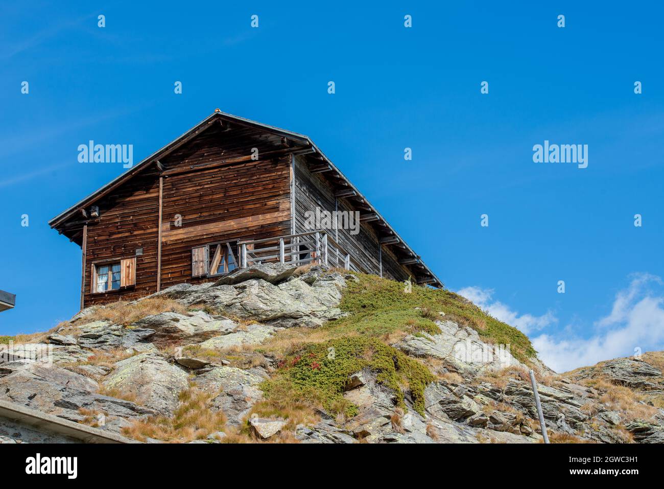 BERNINA Schweiz 27. September 2021: Altes Holzhaus am Berninapass Stockfoto