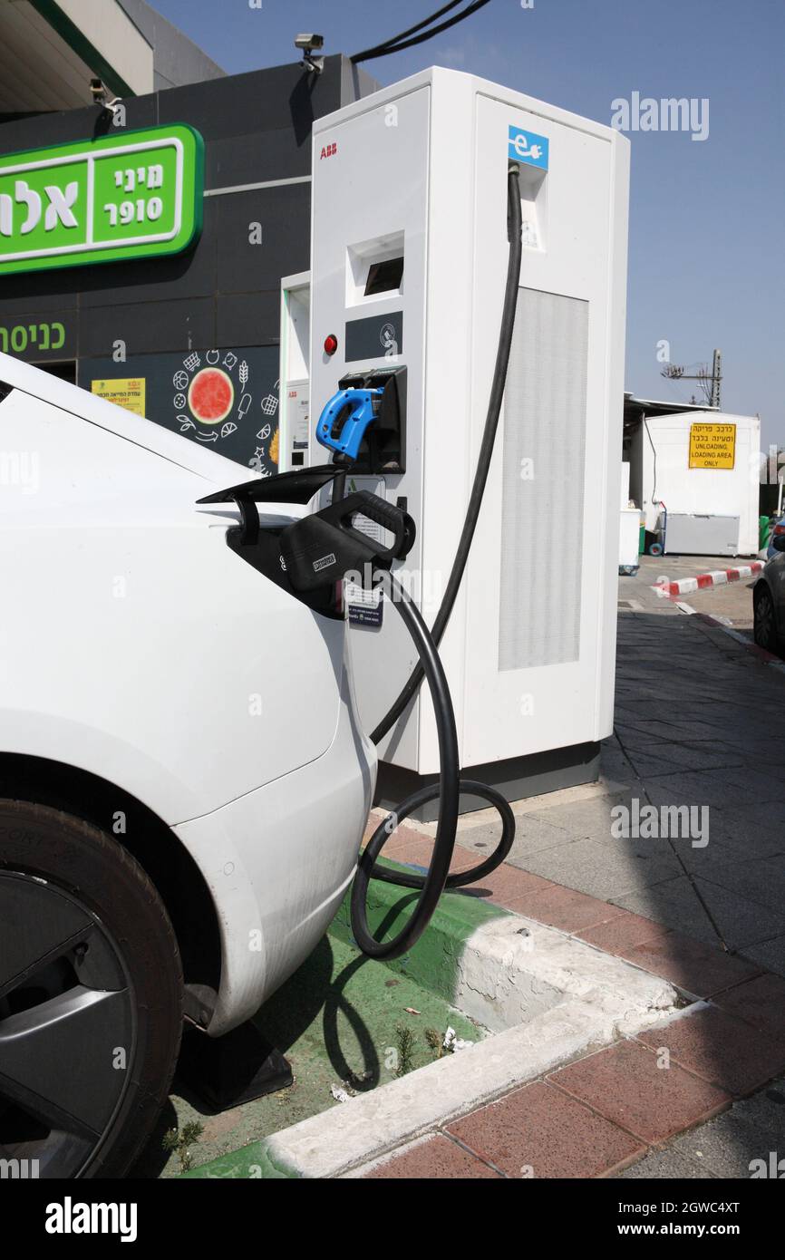 Elektroauto, das an einer Ladestation an einer normalen kommerziellen  Tankstelle in der Nähe von Netanya, Israel, aufgeladen wird Stockfotografie  - Alamy