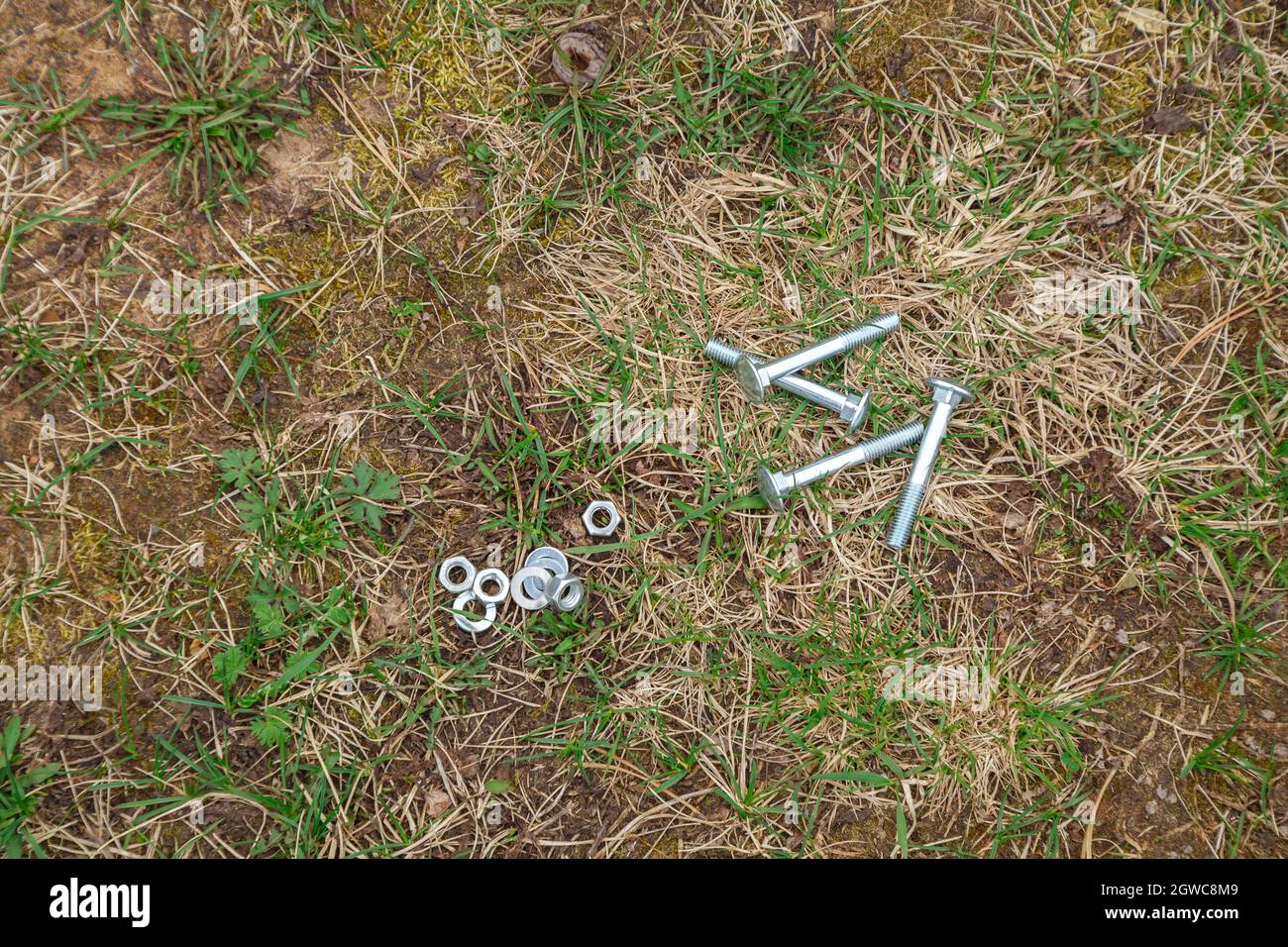 Abbildung der Muttern und Schrauben auf dem Boden Stockfoto