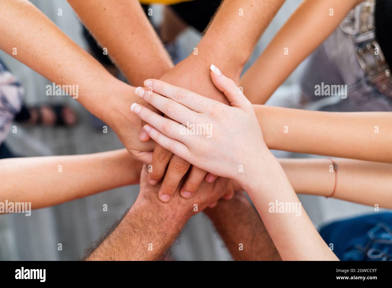 Die Hände einer Gruppe Menschen, die Teamarbeit für den Erfolg zu erreichen machen. Hochwertige Fotos Stockfoto