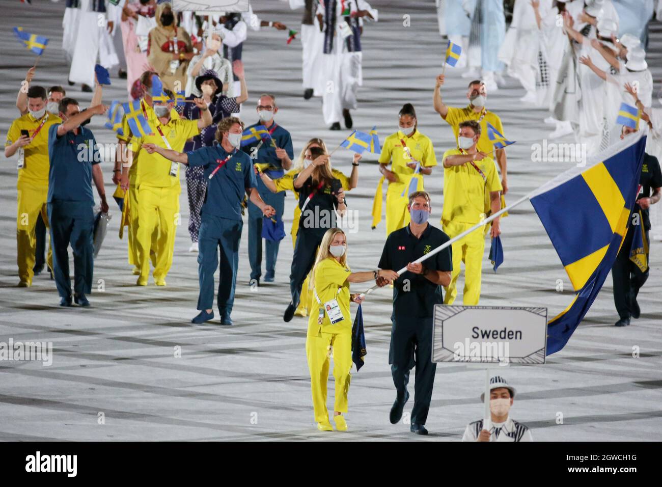 23. JULI 2021 - TOKIO, JAPAN: Schwedens Fahnenträger Sara Algotsson Ostholt und Max Salminen betreten das Olympiastadion mit ihrer Delegation während der t Stockfoto