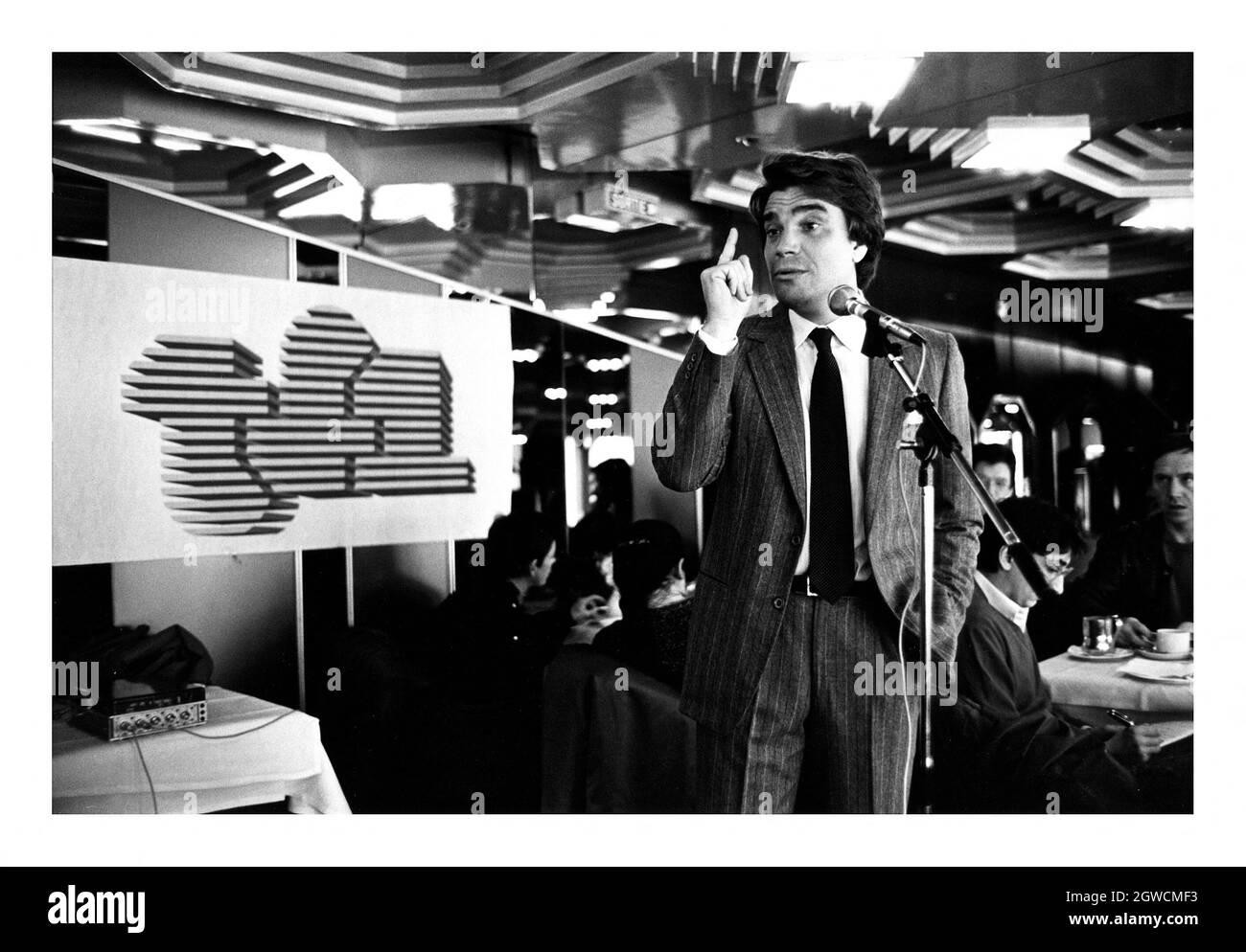 Datei-Foto vom 24. Februar 1986 der Pressekonferenz von Bernard Tapie für die Präsentation seines Programms 'Ambitionen' auf TF1. - der ehemalige französische Minister und skandalöse Tycoon Bernard Tapie, der ehemalige Eigentümer von Adidas und der ehemalige Vorsitzende von Olympique de Marseille, starb mit 78 Jahren. Foto von Pascal Baril/ABACAPRESS.COM Stockfoto