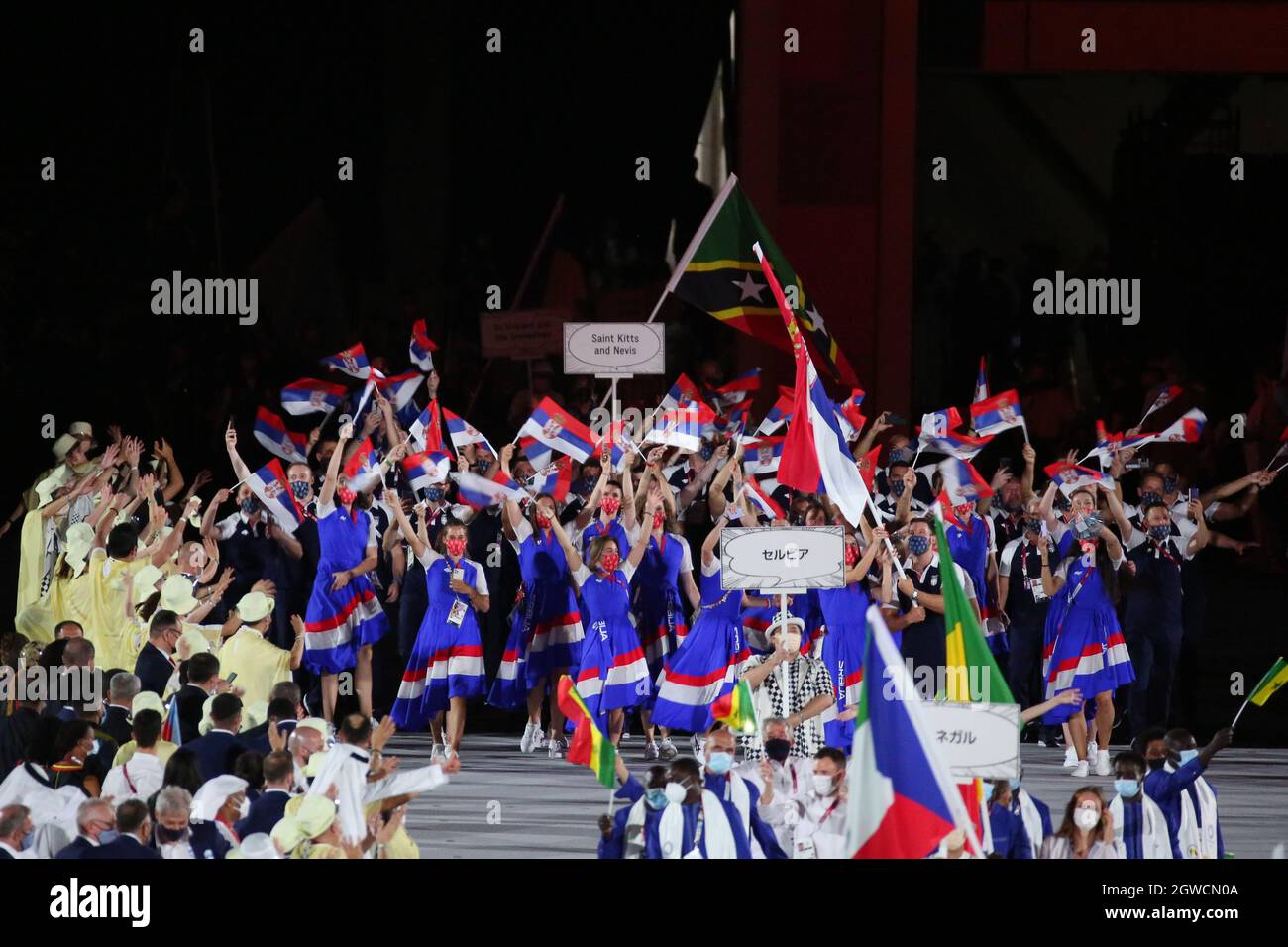 23. JULI 2021 - TOKIO, JAPAN: Serbien tritt während der Eröffnungsfeier der Olympischen Spiele 2020 in Tokio in das Stadion ein (Foto: Mickael Chavet/RX) Stockfoto