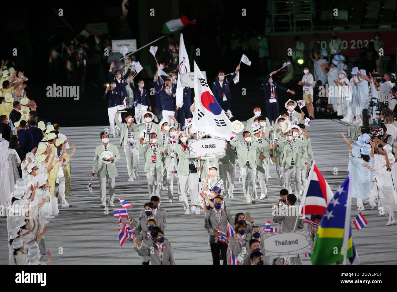 23. JULI 2021 - TOKIO, JAPAN: Südkoreas Fahnenträger Kim Yeon-koung und Hwang Sun-woo betreten während der das Olympiastadion mit ihrer Delegation Stockfoto