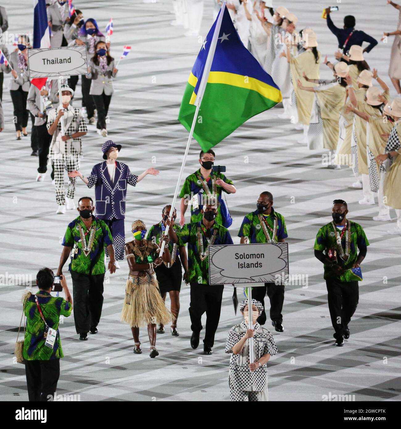 23. JULI 2021 - TOKIO, JAPAN: Die Flaggen-Träger der Salomonen Sharon Firisua und Edgar Iro betreten das Olympiastadion mit ihrer Delegation während der Stockfoto