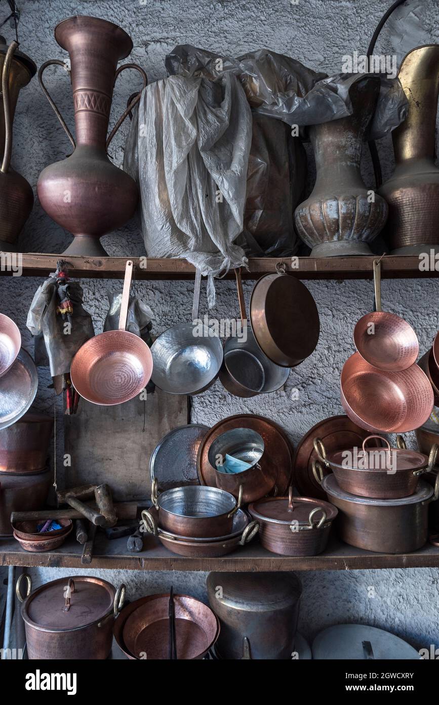 Handgemachte Kupfertöpfe und -Pfannen in einer traditionellen Werkstatt in  der Stadt Randazzo, Sizilien, Italien Stockfotografie - Alamy