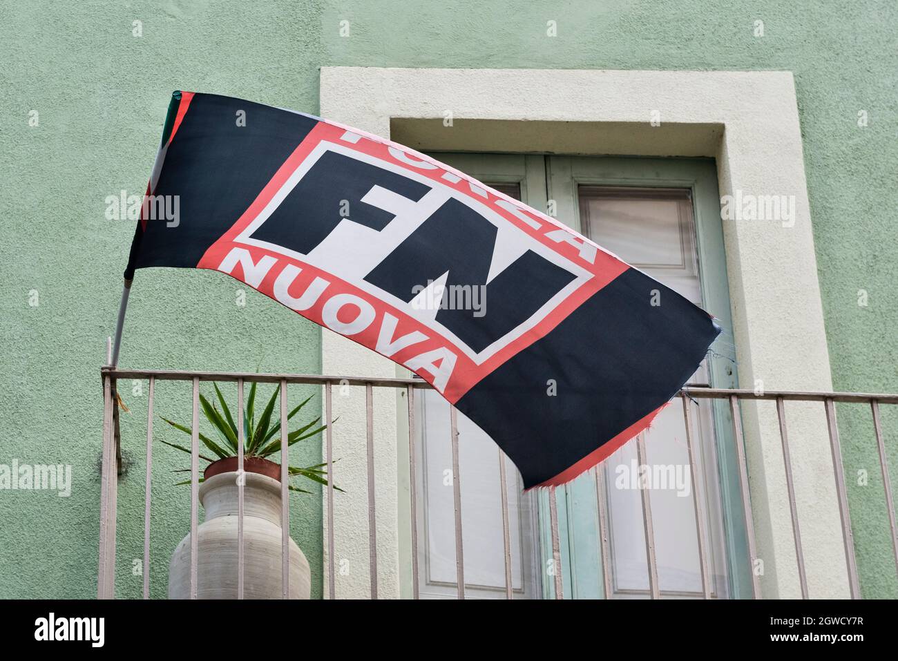 Die schwarze Flagge der Forza Nuova, einer neofaschistischen italienischen politischen Partei, in den lokalen Parteibüros in Bronte, Sizilien, Italien Stockfoto