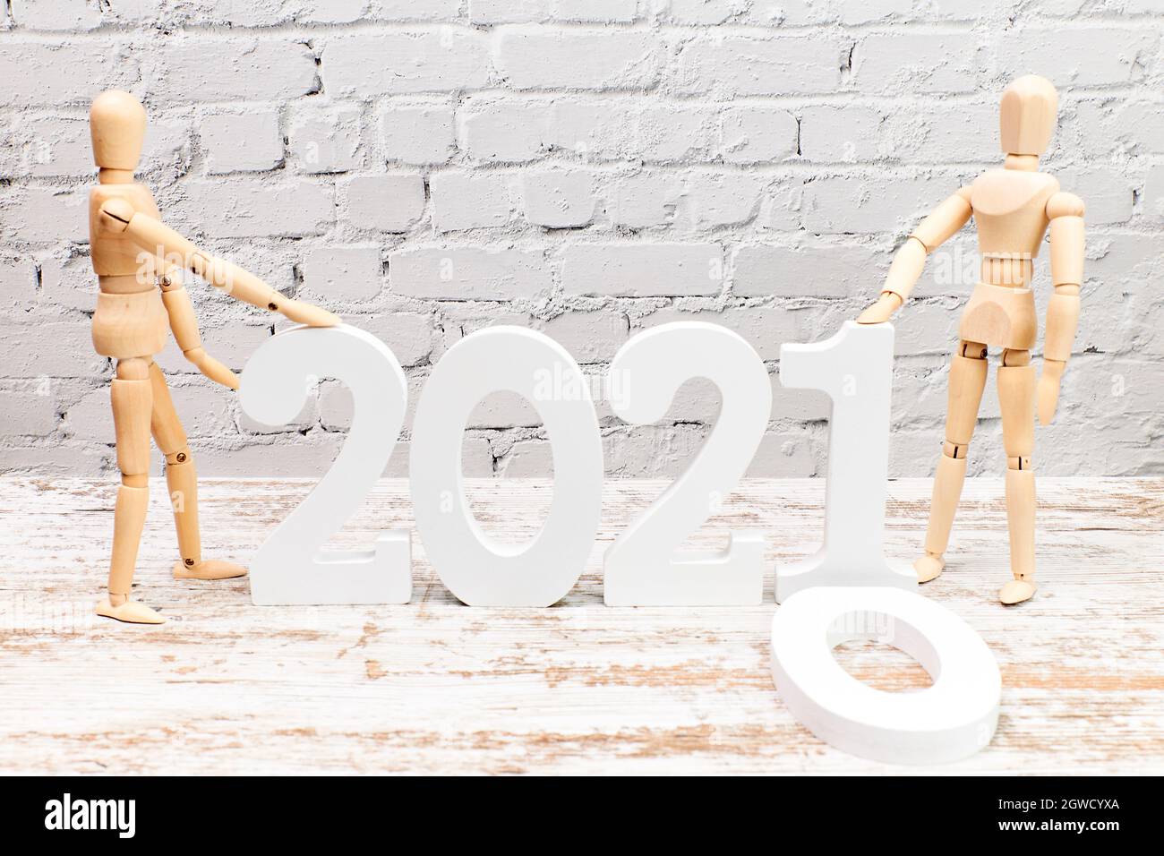 Dummies Platzieren Der Nummer 2021 Und Entfernen Der 2020. Happy New Year Konzept Stockfoto