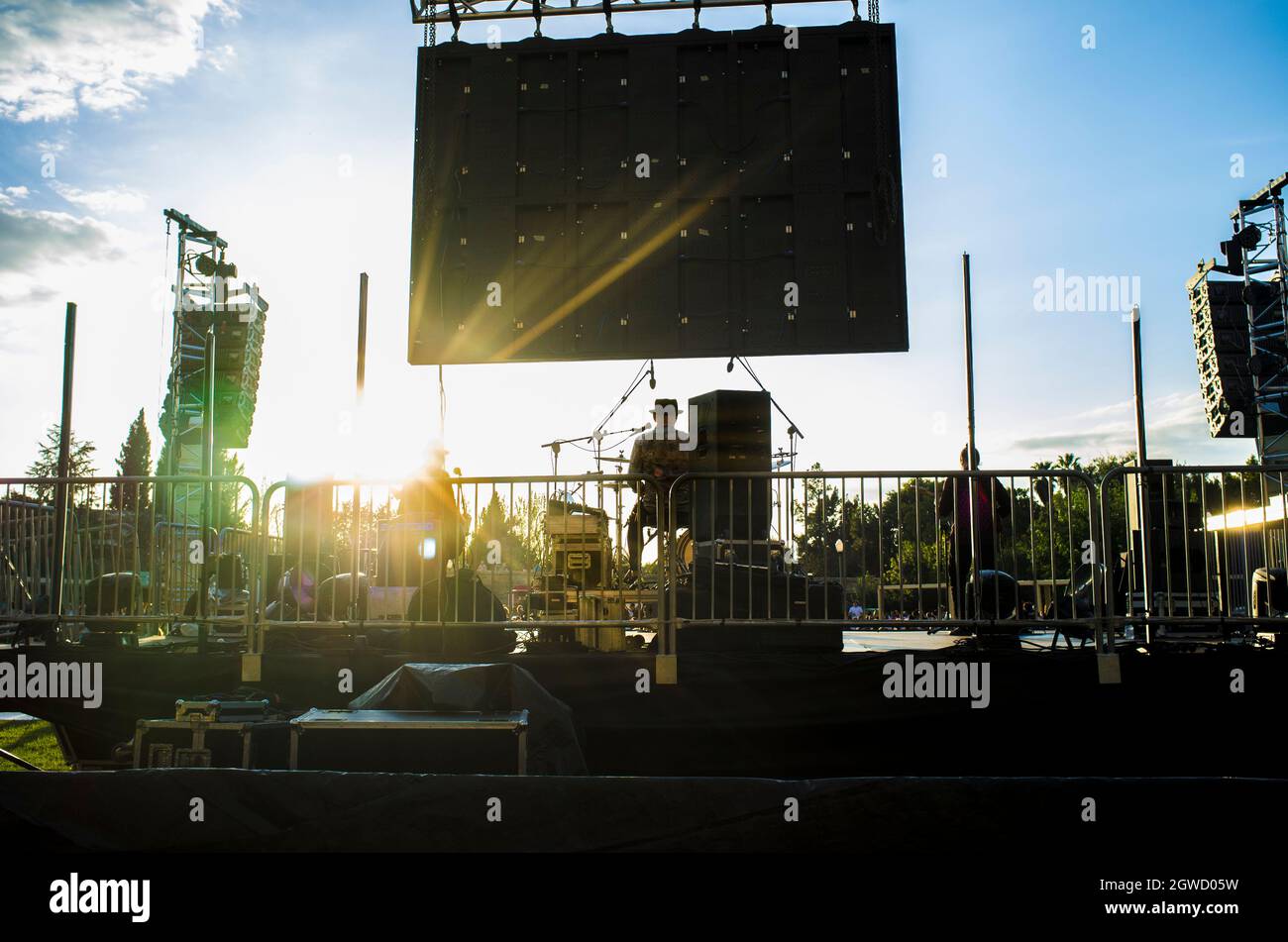 Die Performance bei Tag ist von der hinteren Bühne aus gesehen sehr rosig. Sonnenuntergang blauer Himmel Hintergrund Stockfoto