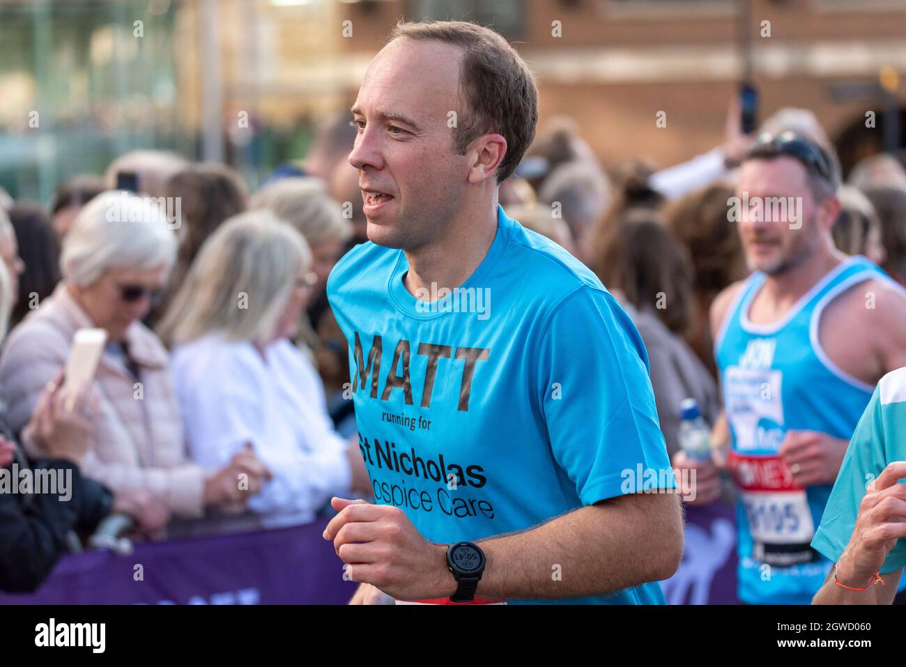 Tower Hill, London, Großbritannien. Oktober 2021. Der neu geplante Virgin Money London Marathon ist im Gange, und rund 50,000 Rollstuhlfahrer, Elite-, Club- und Stimmzettelläufer fahren nach der Überquerung der Tower Bridge den Tower Hill hinauf, viele laufen für wohltätige Zwecke. MP Matt Hancock Stockfoto