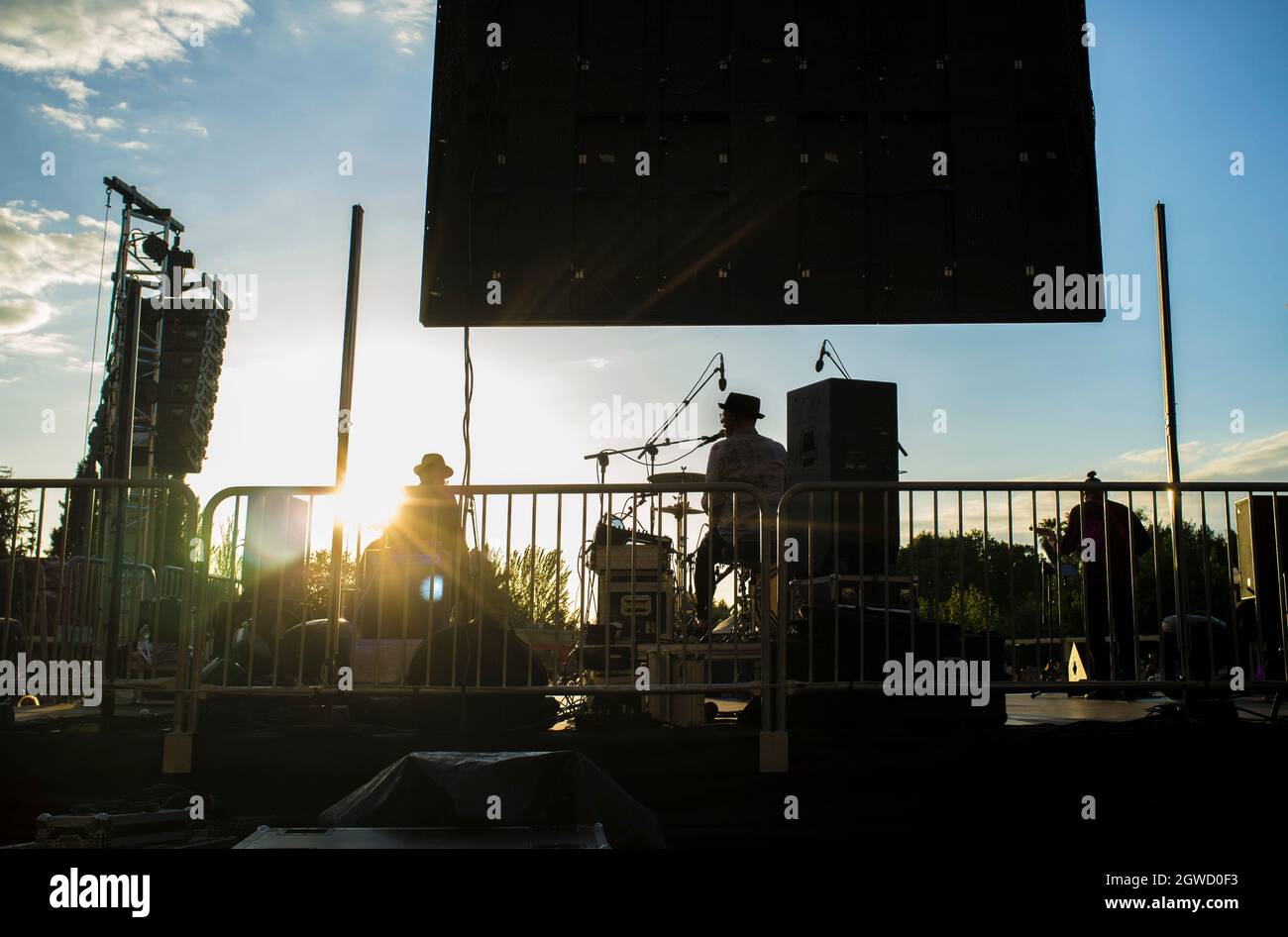 Die Performance bei Tag ist von der hinteren Bühne aus gesehen sehr rosig. Sonnenuntergang blauer Himmel Hintergrund Stockfoto