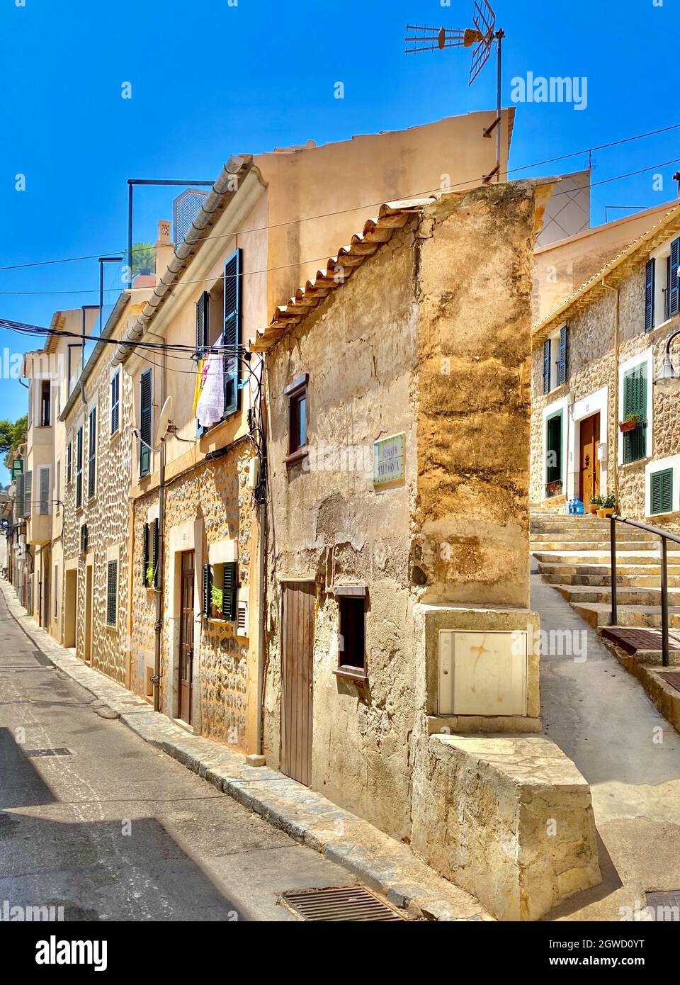 Keine Menschen, schmale sonnengebackene Straße auf Mallorca Stockfoto