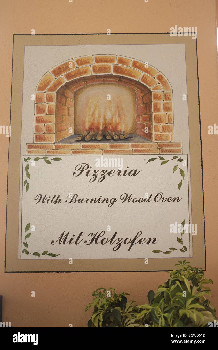 Schild mit Werbung für eine Pizzeria mit Holzofen. Stockfoto