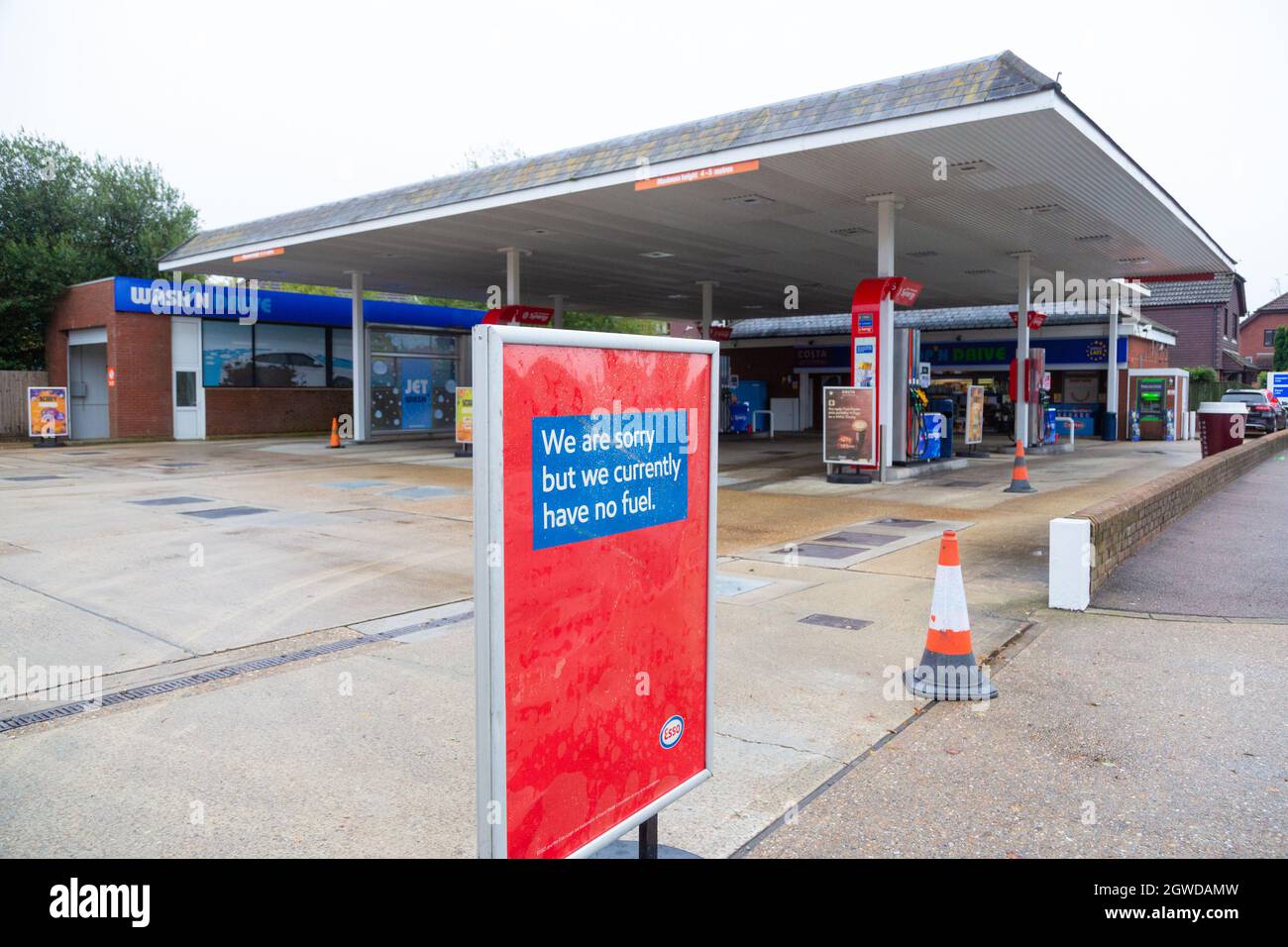 Tenterden, Kent, Großbritannien. Oktober 2021. Es tut uns leid, aber wir haben derzeit kein Tankschild vor der Esso-Tankstelle an der Ashford Road in Tenterden, Kent. Foto: Paul Lawrenson/Alamy Live News Stockfoto