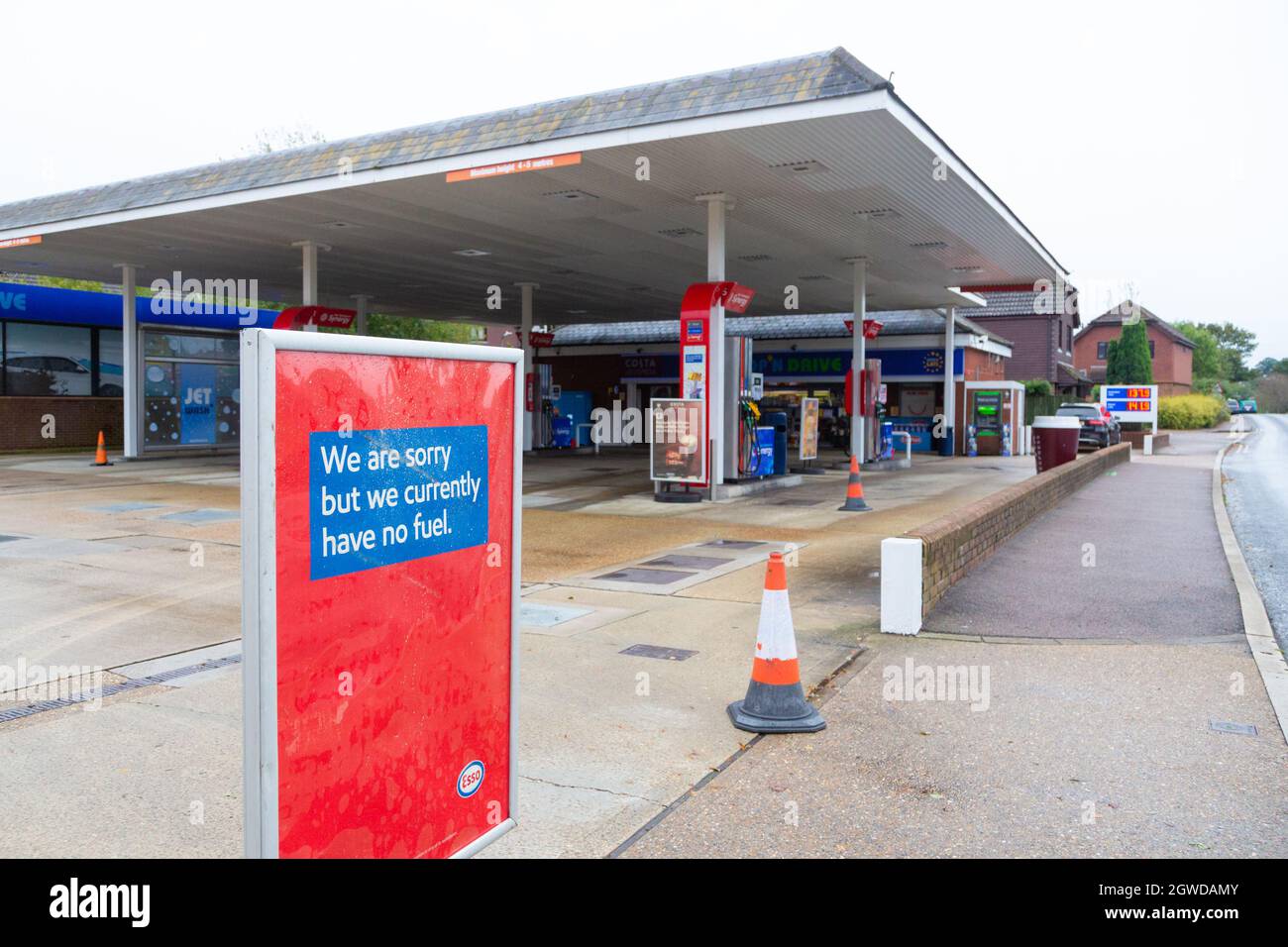 Tenterden, Kent, Großbritannien. Oktober 2021. Es tut uns leid, aber wir haben derzeit kein Tankschild vor der Esso-Tankstelle an der Ashford Road in Tenterden, Kent. Foto: Paul Lawrenson/Alamy Live News Stockfoto