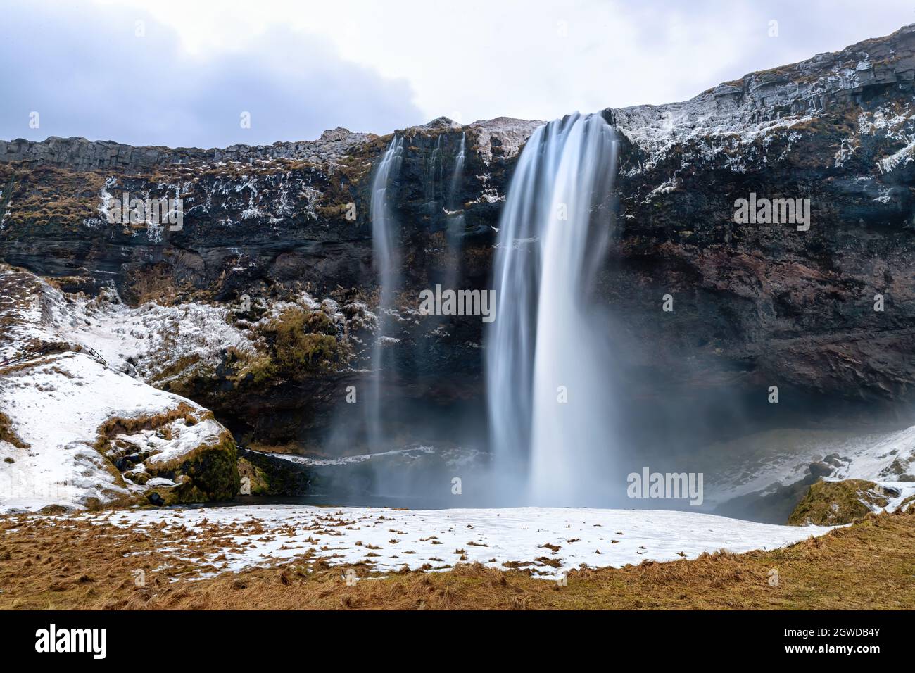 Vorderansicht des Seljalandsfoss Wasserfalls im Süden Islands. Dieser spektakuläre Fall hat eine Fallhöhe von 60 Metern und ist Teil des Seljalands River. Lang ex Stockfoto