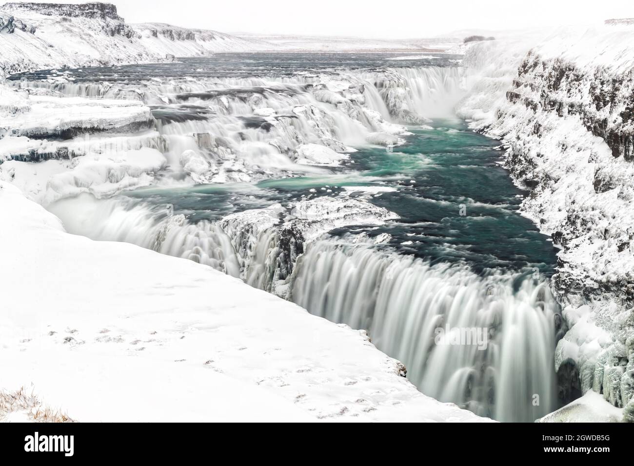 Langzeitaufnahme des Gullfoss-Wasserfalls im Südwesten Islands im Winter. Stockfoto